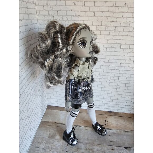 Shadow High Nicole Steel Doll Series 1 Silver Gray Art Fashion 2022 - Picture 3 of 5